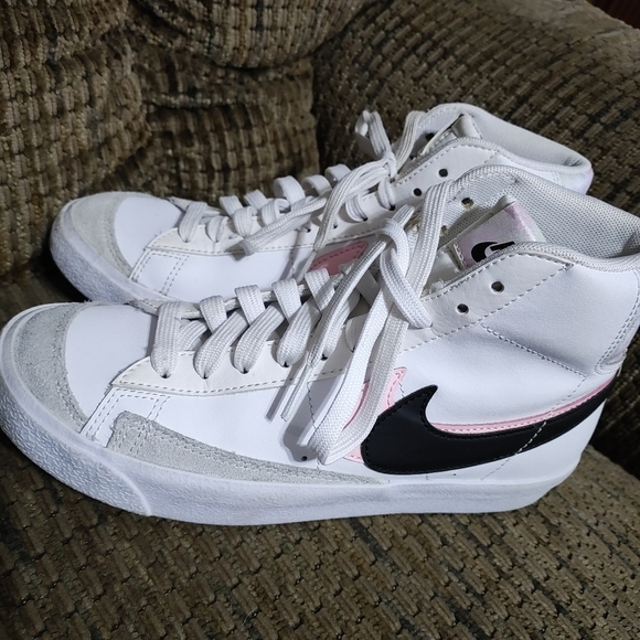 Nike Blazer Mid 77 SE GS White Arctic Punch Youth Size 5Y DD1847-101 Clean - Picture 3 of 8